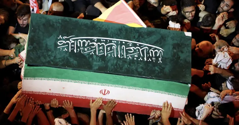 আয়াতুল্লাহ আলী খামেনির কফিন কাঁধে বহন করছেন শোকাহত মানুষ